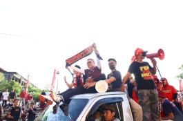 Jawab Harapan Suporter PSM Makassar, Taufan Pawe Diarak Menuju Stadion Gelora BJ Habibie