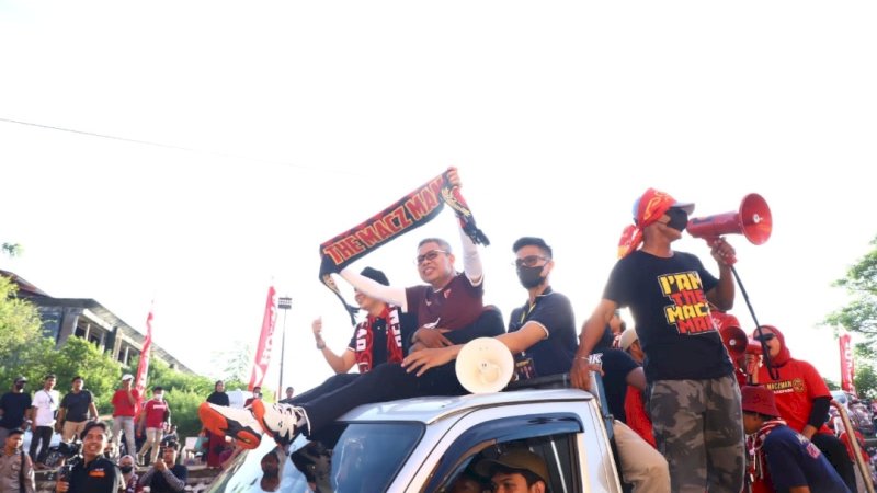 Wali Kota Parepare, Taufan Pawe, bergabung dengan suporter PSM Makassar di mobil bak terbuka. 