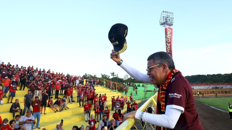 Wali Kota Parepare, Taufan Pawe, menyapa para suporter di Stadion Gelora BJ Habibie, Kota Parepare, Sulawesi Selatan, Senin (6/6/2022). 