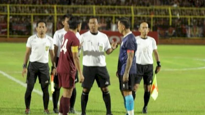 Andi Muhammad Asri memimpin laga PSM Makassar melawan Sulut United di Stadion Gelora Bj Habibie (GBH) Kota Parepare, Sulawesi Selatan, Senin (6/6/2022) malam.