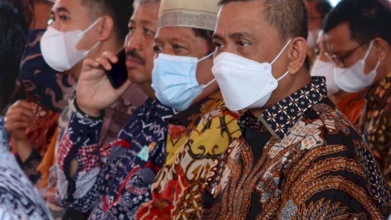 Bupati Wajo, Amran Mahmud (kanan), saat menghadiri kick off pembentukan Desa Antikorupsi 2022 pada 10 provinsi di Indonesia yang berlangsung di Desa Pakkatto, Kabupaten Gowa, Sulsel, Selasa (7/6/2022). 