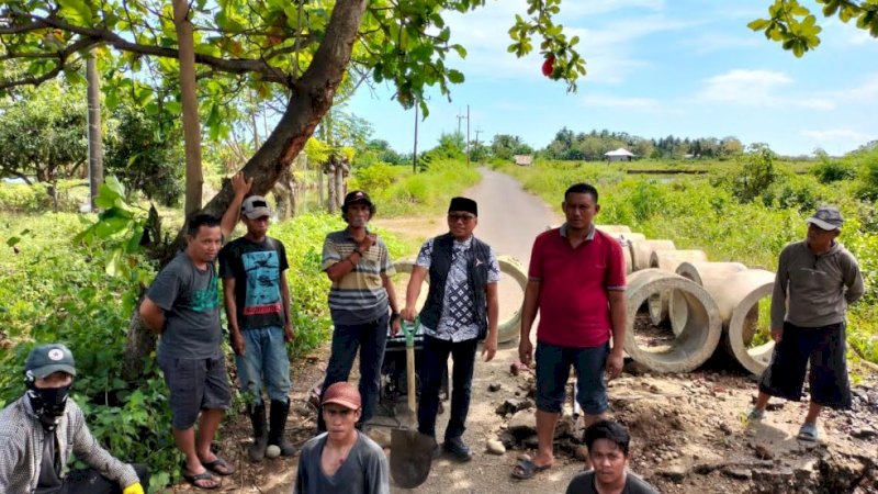 Aktivitas perbaikan jalan mulai dikerjakan oleh warga setempat, Rabu (8/6/2022).