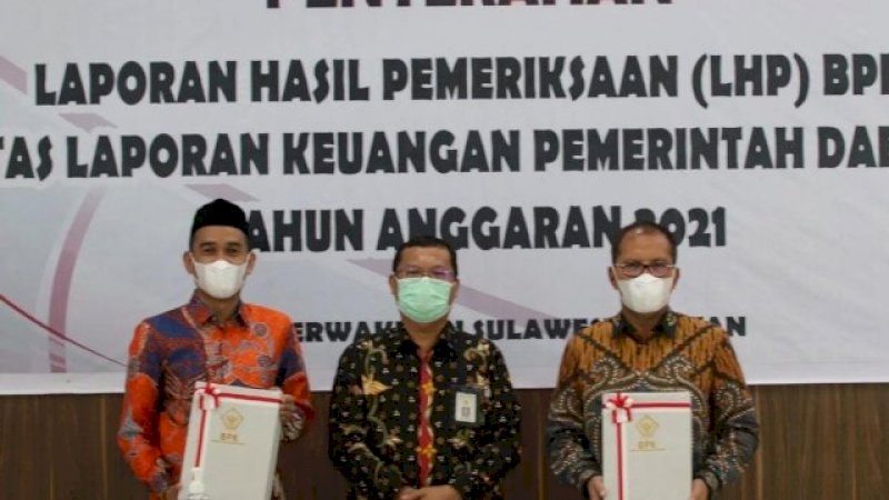 Ketua DPRD Makassar Rudianto Lallo-Wali Kota Danny saat Terima WTP dari BPK RI.