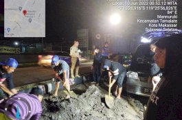 Tak Kenal Lelah, Dini Hari Beni Iskandar Sambangi Petugasnya  yang Lakukan Perbaikan Pipa Bocor 