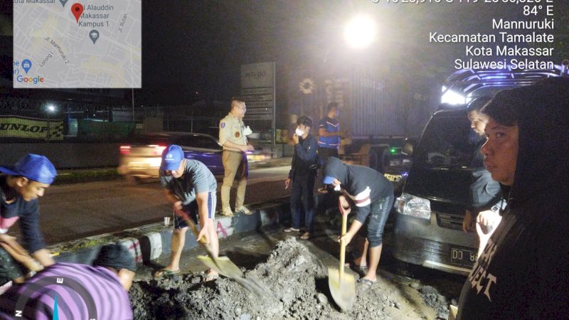 PJ Dirut PDAM Makassar saat turun langsung melihat dan memberi pengarahan kepada petugas PDAM Makassar yang sedang bertugas di lapangan menangani kebocoran pipa, (10/6/22).