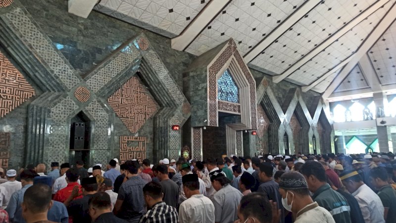Suasana Salat gaib di Masjid Al Markaz Al Islami Jenderal M. Jusuf, Kota Makassar (Foto: Usman Pala/ Rakyatku.com)