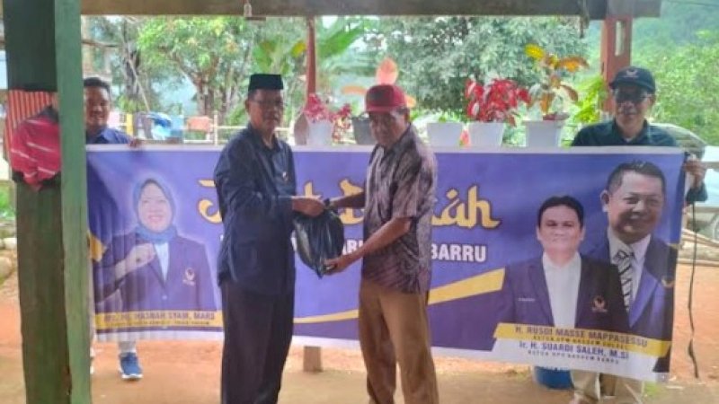 Salah seorang warga Desa pujananting, Kecamatan Pujananting menerima sembako dari Tim Jumat Berkah DPD NasDem Kabuoaten Barru.