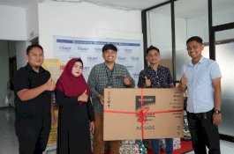 Kalla Toyota Trust Serahkan Hadiah Smart TV, Smartphone, dan Sepeda Lipat ke Pelanggan