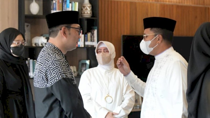 Wali Kota Makassar, Mohammad Ramdhan Pomanto (kanan), berbincang dengan Gubernur Jawa Barat, Ridwan Kamil.