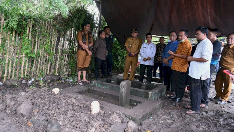 Ucapkan Belasungkawa, Gubernur Sulsel Berziarah ke Makam Istri KH Djamaluddin Amien 