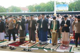 Bupati Maros Chaidir Syam Salat Idulfitri Bareng Warga di Lapangan Pallantikang