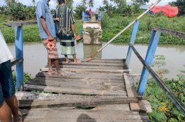 Rusak Akibat Arus Sungai Cellu'e, Dinas PUPR Cepat Tanggap Tangani Jembatan Tonrong Baleng