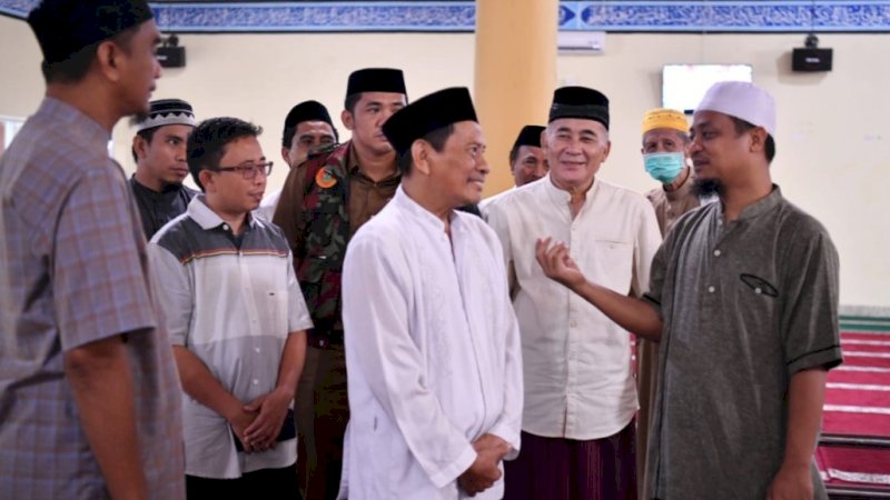 Gubernur Sulsel, Andi Sudirman Sulaiman (kanan), berbincang dengan jemaah di Masjid Raya Bantaeng di Tappanjeng, Kecamatan Bantaeng, Kabupaten Bantaeng, Selasa (14/6/2022).