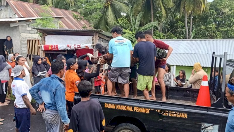 Evakuasi jenazah korban terseret arus sungai di Desa Harapan, Kecamatan Bontosikuyu, Kabupaten Kepulauan Selayar, Sulawesi Selatan (Sulsel), Rabu (15/6/2022). (Foto: Istimewa)