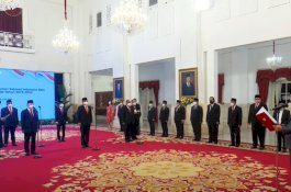 Presiden Jokowi Resmi Lantik Zulkifli Hasan dan Hadi Tjahjanto