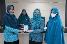 Gelar Pertemuan Bulanan, Ketua TP PKK Kecamatan Panakkukang Berikan Piagam Kepada TP PKK Kelurahan yang Berprestasi