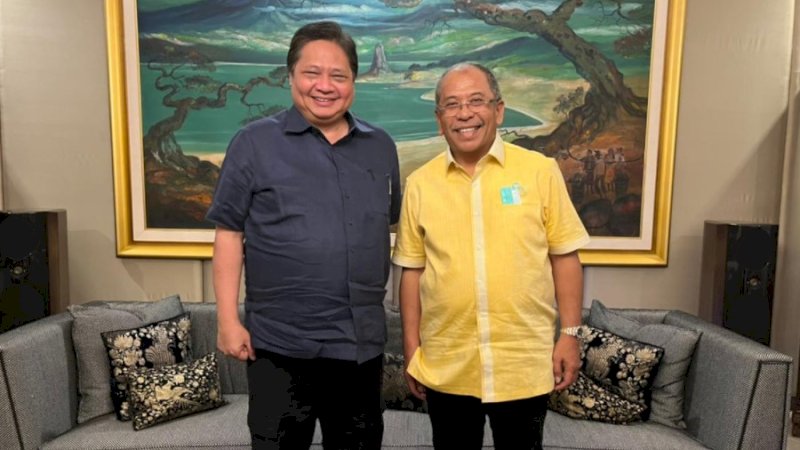 Ketua Umum DPP Partai Golkar, Airlangga Hartarto (kiri), bersama Ilham Arief Sirajuddin, dalam pertemuan di Kantor DPP Golkar, Kompleks Kementerian, Widya Chanda, Jakarta, Rabu malam (15/6/2022). 