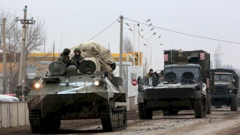 Kendaraan militer Rusia dikerahkan dalam operasi di Ukraina. Foto: AFP 