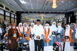Taufan Pawe Serahkan 61 Orang JCH ke Asrama Haji