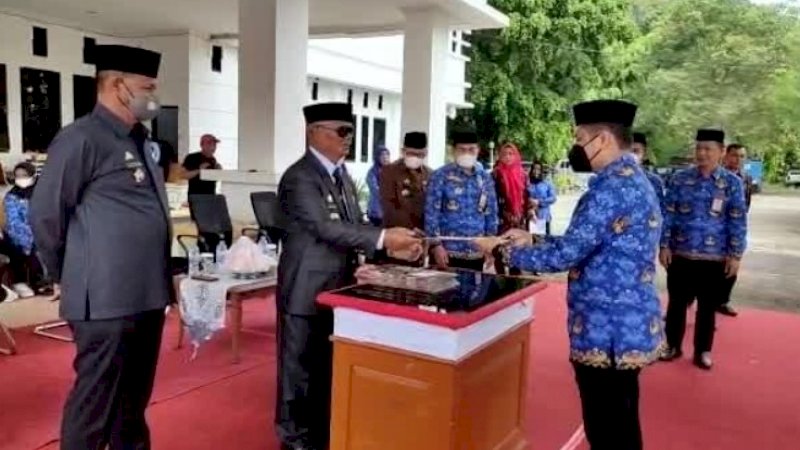 Penyerahan surat keputusan (SK) pengangkatan Pegawai Pemerintah dengan Perjanjian Kerja (PPPK) 2021
berlangsung di halaman Kantor Bupati Enrekang, Jumat (17/06/2022).