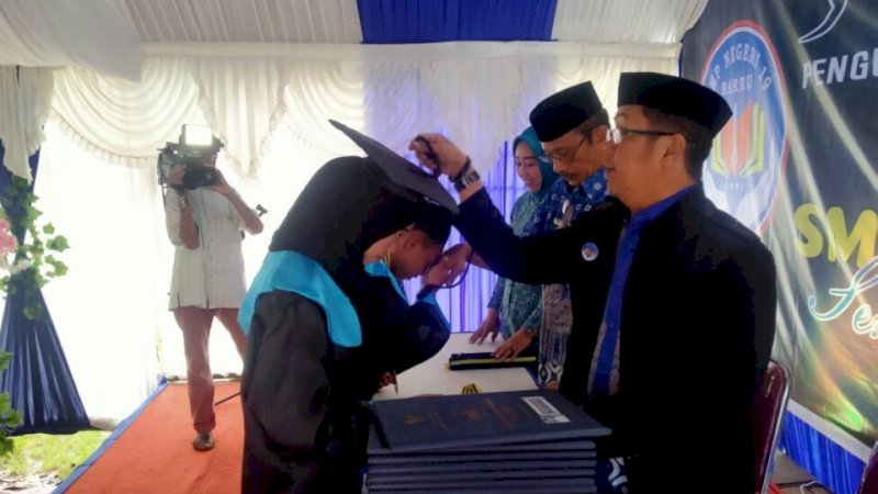 Para siswa UPTD SMPN 19 Barru atau SMP Siddo menggunakan toga, jubah panjang lengkap selendang saat penamatan, Kamis (16/6/2022).