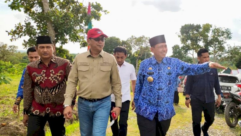 Kunjungan Direktur Pembangunan Sarana dan Prasarana Desa dan Perdesaan, Direktorat Jenderal (Ditjen) Pembangunan Desa dan Perdesaan, Nursaid (tengah), ke Kabupaten Wajo, Jumat (17/6/2022).