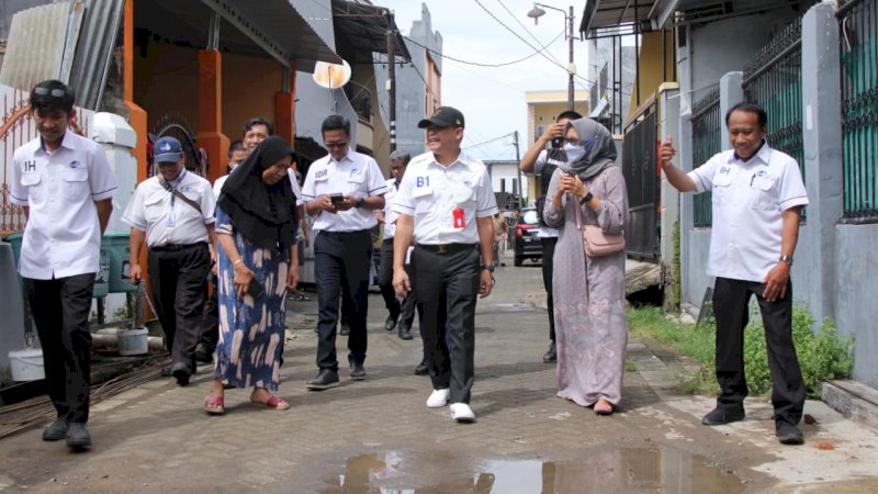 PJ Dirut PDAM Makassar, Beni Iskandar didampingi Kabag Humas,Kabag Personalia dan Kawil 2 saat turun langsung mengecek keluhan warga soal aie bersih di Blok H Kelurahan Buntusu.