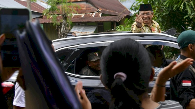 Ilham Arief Sirajuddin (IAS) menyapa warga dengan simbol jari hati atau finger heart saat mengunjungi Kabupaten Jeneponto, Sulawesi Selatan, Ahad (19/6/2022). 