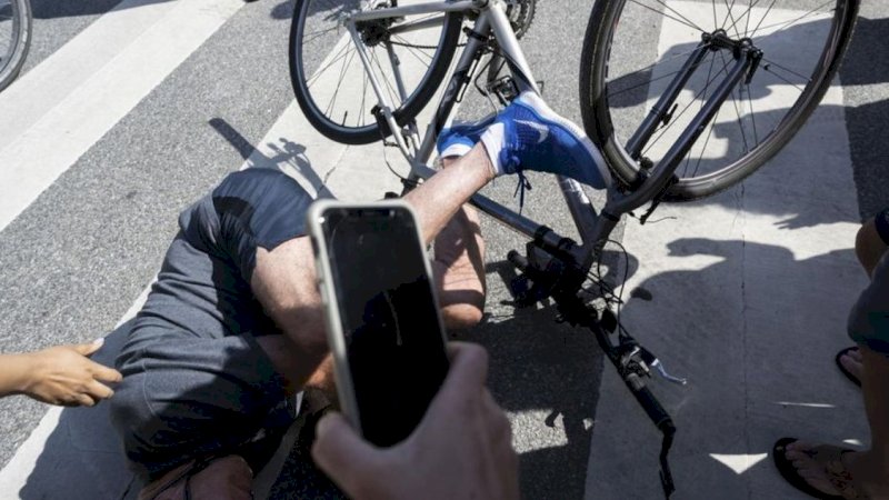 Momen Presiden Amerika Serikat (AS), Joe Biden, terjatuh dari sepeda. (Foto: AFP/Saul Loeb)