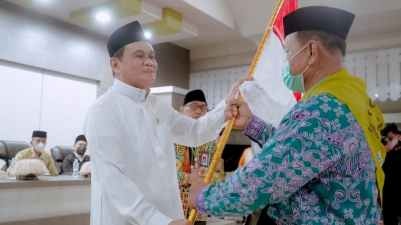 Bupati Barru, Suardi Saleh (kiri), saat melepas calon jemaah haji (CJH) Barru di Baruga Singkeru Ada'e, Senin (20/6/2022).