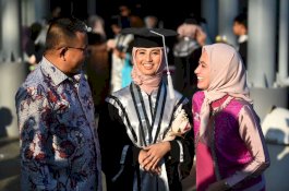 Kompaknya Indah dan Suami Dampingi Putri Sulung di Penamatan Sekolah