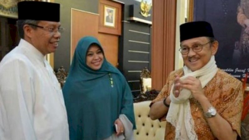 Wali Kota Parepare, Taufan Pawe (kiri), bersama istri dalam satu momen pertemuan dengan BJ Habibie. (Foto: Istimewa)