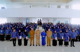 Serahkan SK PPPK ke 264 Guru, Bupati Barru Juga Bagikan Hadiah