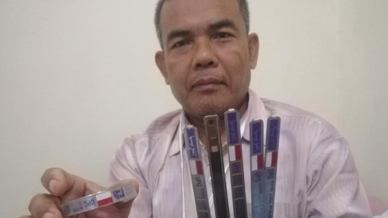 Pembuat gelang jemaah haji di Embarkasi Makassar