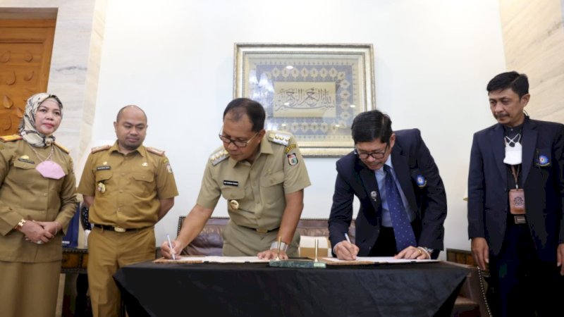 Penandatanganan nota kesepahaman antara Wali Kota Makassar, Mohammad Ramdhan Pomanto (Danny), dengan Direktur Poltekpar Makassar, Muhammad Arifin, yang berlangsung di kediaman pribadi Wali Kota Makassar, Jalan Amirullah, Selasa (21/6/2022).