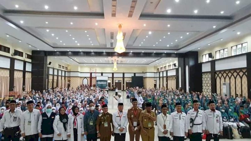 Serahkan CJH ke PPIH Embarkasi Makassar, Ini Pesan Bupati Wajo