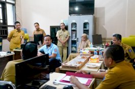 Gaya Sederhana Gubernur Andi Sudirman Berbaur Dengan Pengawai Lingkup Pemprov Sulsel