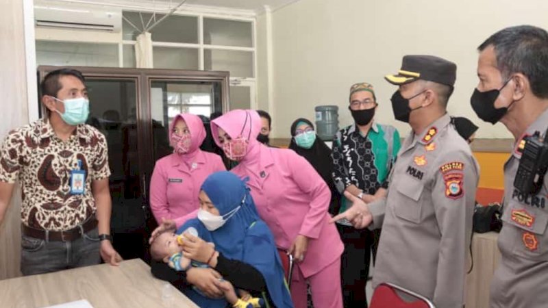 Jajaran Polres Parepare bersama Bhayangakari Cabang Parepare pada pelaksanaan baksi sosial operasi bibir sumbing gratis di RSUD Andi Makkasau Parepare, Jumat (24/6/2022).