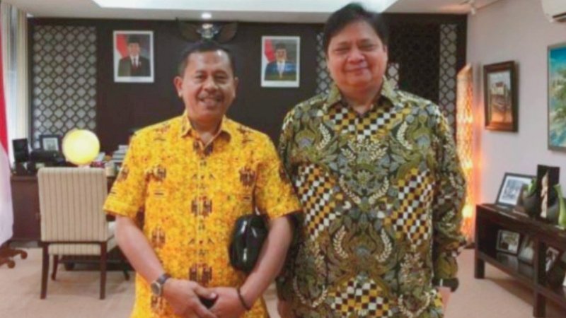 Ketua Bidang Kaderisasi dan Keanggotaan DPP Golkar, Sabil Rachman (kiri), bersama Ketua Umum DPP Golkar, Airlangga Hartarto.