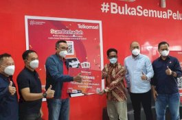 Beli Paket Telkomsel di Omni Channel, Warga Mamuju Menangkan Mobil Toyota Raize