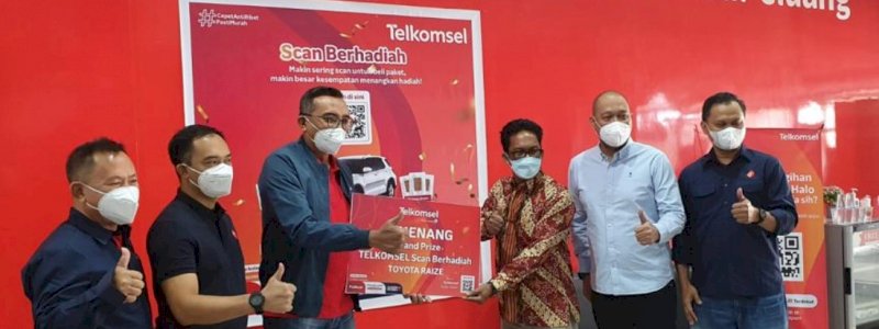 Beli Paket Telkomsel di Omni Channel, Warga Mamuju Menangkan Mobil Toyota Raize