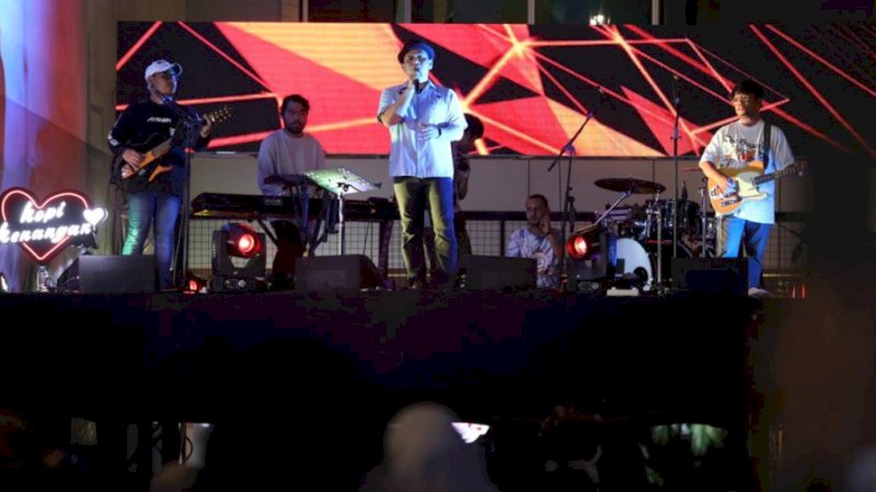 Penampilan Fadly Padi pada music showcase bertajuk Live from The Arcade di Mal Ratu Indah, Jumat (24/6/2022) 