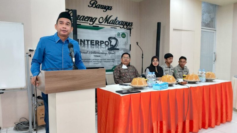 Ketua DPRD Kota Makassar, Rudianto Lallo, berbicara di depan mahasiswa Universitas Islam Negeri Alauddin Makassar (UINAM) di Baruga Karaeng Matoaya, rumah jabatan Ketua DPRD Makassar, Jalan Hertasning, Sabtu (25/6/2022).