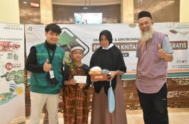 Yayasan Hadji Kalla Gelar Khitanan Massal, Peserta Dibagikan Bibit Pohon