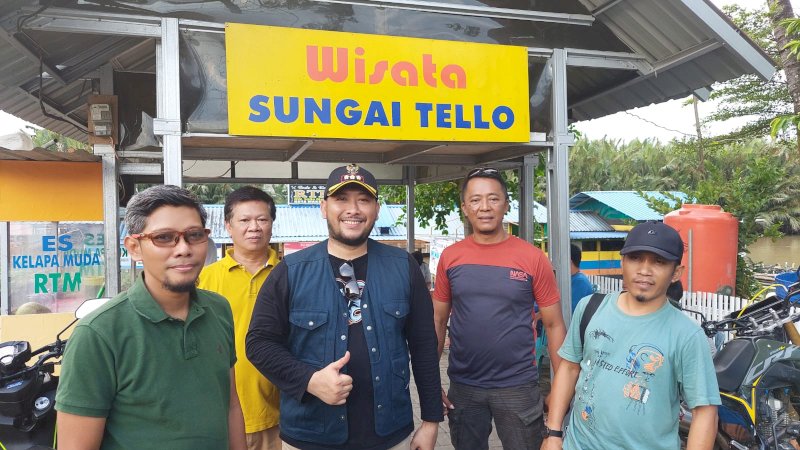 Camat Panakukang, Andi Pangerang Nur Akbar didampingi oleh Kasi Pemerintahan Kecamatan Panakukang, Misbakum dan Lurah Tello Baru Syaripuddin M, di wisata lorong Kelurahan Tello Baru di Cafe dan Resto (RTM), Minggu,(26/6/22).