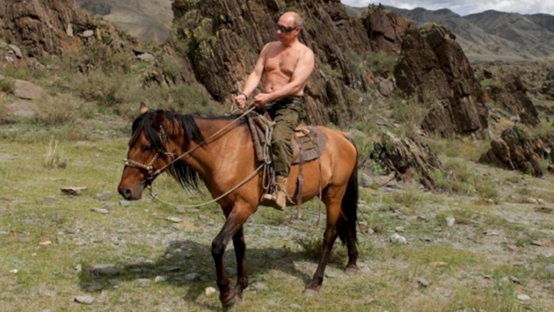 (Vladimir Putin berfoto bertelanjang dada dan menunggang kuda pada tahun 2009. (Gambar: AP)