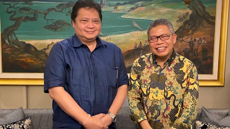 Ketua Umum DPP Partai Golkar, Airlangga Hartarto (kiri), bersama Ketua DPD I Golkar Sulawesi Selatan, Taufan Pawe. 