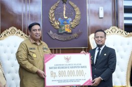 Gubernur Andi Sudirman Serahkan Bantuan Tanggap Darurat Senilai Rp  800 Juta ke Bupati Maros