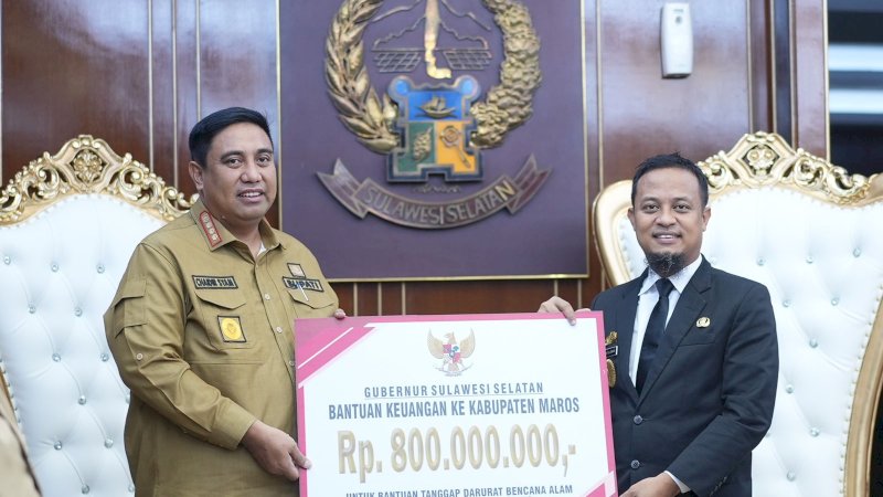 Gubernur Andi Sudirman Serahkan Bantuan Tanggap Darurat Senilai Rp  800 Juta ke Bupati Maros