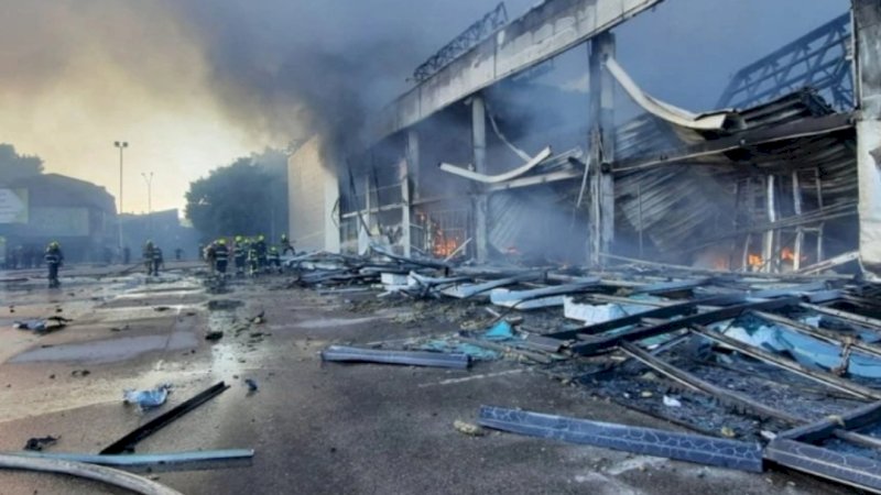 Pusat perbelanjaan di Ukraina terkena rudal Rusia di Kremenchuk, Ukraina [Layanan pers Layanan Darurat Negara Ukraina via Reuters]